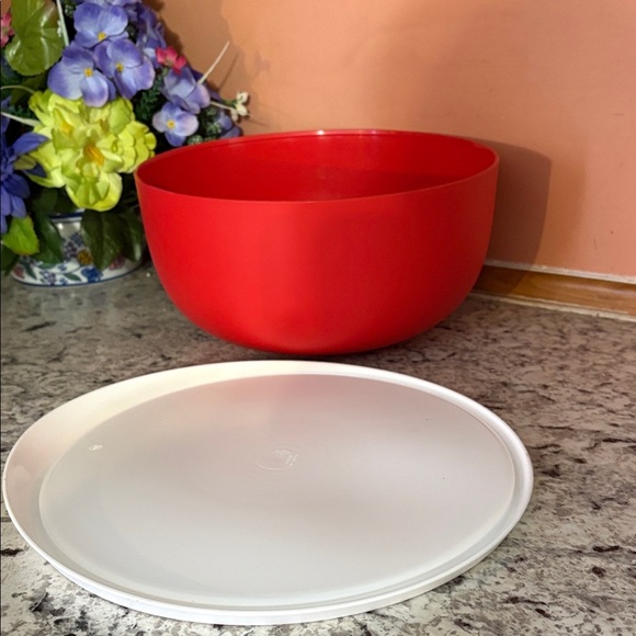 Tupperware Vibrant Red Bowl with White Lid - Picture 2 of 4